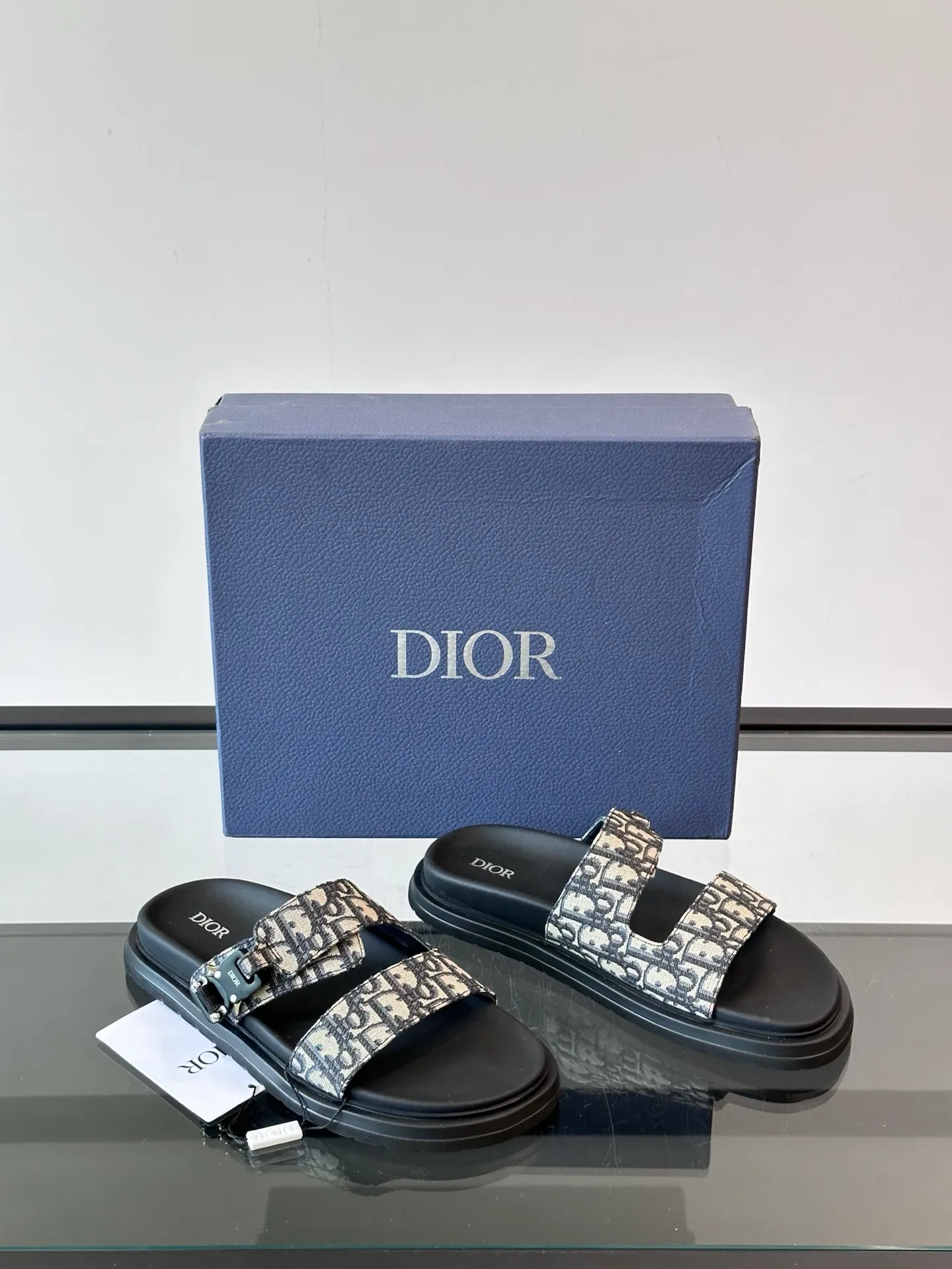 Factory price: 300💰Dior Aqua men's sandals and slippers. Showcasing Dior haute couture design. The Dior gray suede strap is accented with an aluminum Dior buckle for added style. Paired with a comfortable tonal notch sole, they pair easily with shorts or jeans for a sophisticated look. Main body: suede cow leather, technical fabric lining: cow leather, with adjustable straps, aluminum Dior buckle, Dior gray EVA insole, tonal notch rubber outsole splicing structure👌👌 size: 38-44 (45.46 customized)